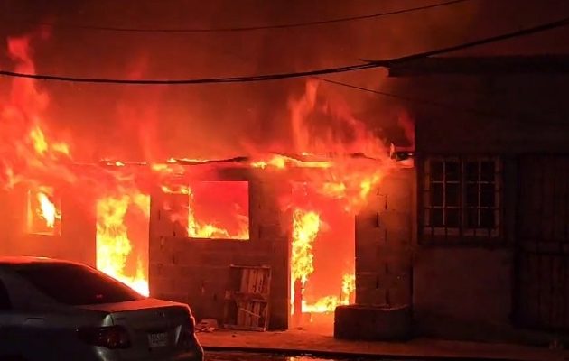 Las autoridades iniciaron una investigación para determinar qué provocó el incendio que dejó a una familia sin nada. Las autoridades iniciaron una investigación para determinar qué provocó el incendio que dejó a una familia sin nada.