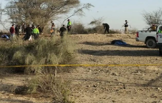 Integrantes la Policía de Perú operan en la zona donde una avioneta que sobrevolaba sobre las Líneas de Nazca se estrelló y dejó trece personas fallecidas, entre ellos 11 turistas, en la municipalidad provincial de Nazca (Perú). EFE/Víctor Quilca Integrantes la Policía de Perú operan en la zona donde una avioneta que sobrevolaba sobre las Líneas de Nazca se estrelló y dejó trece personas fallecidas, entre ellos 11 turistas, en la municipalidad provincial de Nazca (Perú). EFE/Víctor Quilca