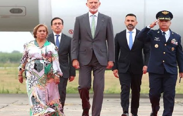 El Rey, recibido con honores a su llegada a Cali para la toma de posesión de Abelardo de la Espriella EFE El Rey, recibido con honores a su llegada a Cali para la toma de posesión de Abelardo de la Espriella EFE