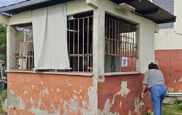 La precaria edificación sirvió décadas atrás como la oficina de Correos y Telégrafos y actualmente forma parte de las instalaciones del cuartel de bomberos Mario H. Aguilar. Foto. Eric Montenegro La precaria edificación sirvió décadas atrás como la oficina de Correos y Telégrafos y actualmente forma parte de las instalaciones del cuartel de bomberos Mario H. Aguilar. Foto. Eric Montenegro