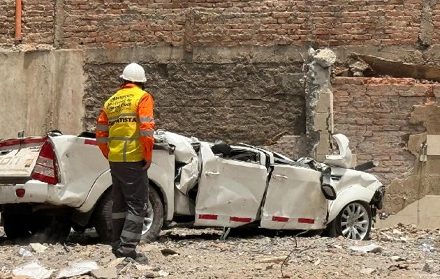 Un carro destruido en el barrio Cuarto de Legua, donde vivían las trillizas. Foto: EFE Un carro destruido en el barrio Cuarto de Legua, donde vivían las trillizas. Foto: EFE