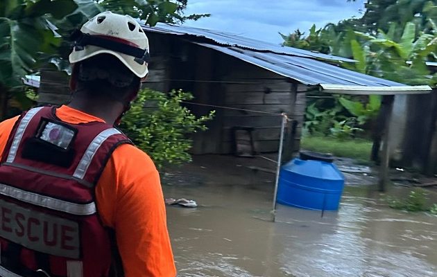 Las principales afectaciones se concentran en Chiriquí, Bocas del Toro, Veraguas y la comarca Ngäbe Buglé, donde los equipos de respuesta mantienen labores de evaluación, monitoreo y atención. Foto. Sinaproc Las principales afectaciones se concentran en Chiriquí, Bocas del Toro, Veraguas y la comarca Ngäbe Buglé, donde los equipos de respuesta mantienen labores de evaluación, monitoreo y atención. Foto. Sinaproc
