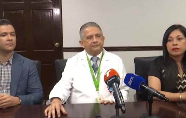 Las autoridades de salud dieron una conferencia de prensa. Las autoridades de salud dieron una conferencia de prensa.