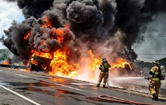 Se detalló que el camión cisterna transportaba cerca de 9 mil galones de combustible Foto. BCBRP