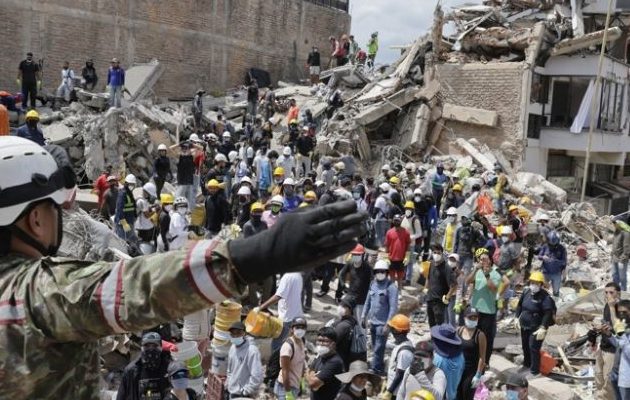 Labores de búsqueda en edificaciones destruidas por el terremoto. Foto: EFE 