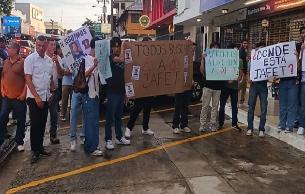 Familiares y amigos del estudiante universitario Jafet González, exigen justicia y que las autoridades establezcan que ocurrió. Foto. Melquíades Vásquez