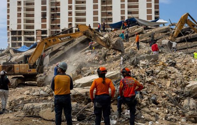 Voluntarios y autoridades remueven escombros en edificios afectados por el doble terremoto. Foto: EFE