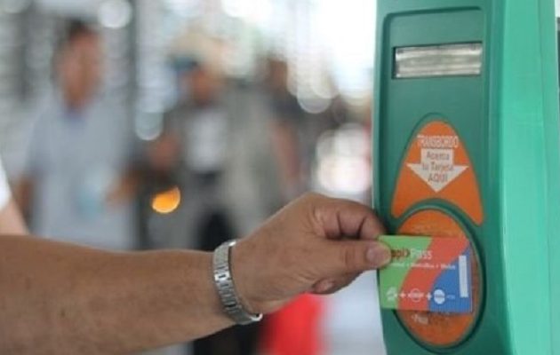 Los usuarios deben asegurar su recarga para poder usar el servicio de transporte de mibus y el metro. Foto: Archivo.