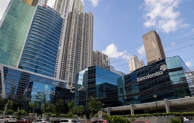 Otro elemento que sostiene el atractivo de Panamá como centro financiero es su capacidad para captar recursos internacionales.  Imagen mejorada con IA