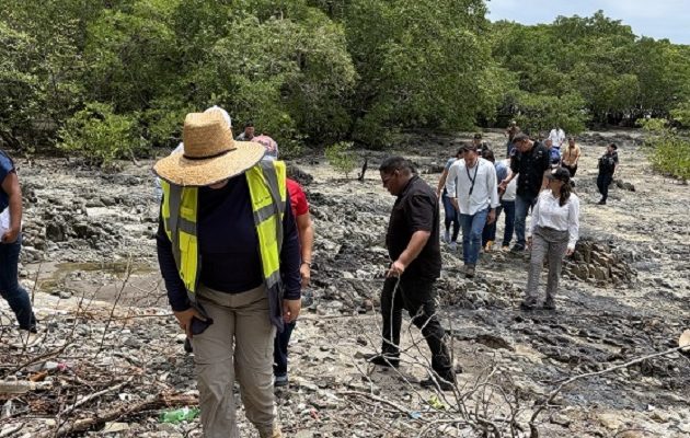 En tanto, Eduardo A. Castillo, director administrativo de la Autoridad de Aseo, se comprometió a colaborar en la solución de la problemática existente en Playa Chiquita. Foto. Eric Montenegro En tanto, Eduardo A. Castillo, director administrativo de la Autoridad de Aseo, se comprometió a colaborar en la solución de la problemática existente en Playa Chiquita. Foto. Eric Montenegro