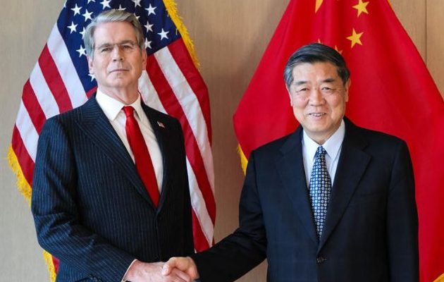 El secretario del Tesoro de Estados Unidos, Scotte Bessent (i), posando junto a su homólogo de China, He Lifeng. Foto: EFE El secretario del Tesoro de Estados Unidos, Scotte Bessent (i), posando junto a su homólogo de China, He Lifeng. Foto: EFE