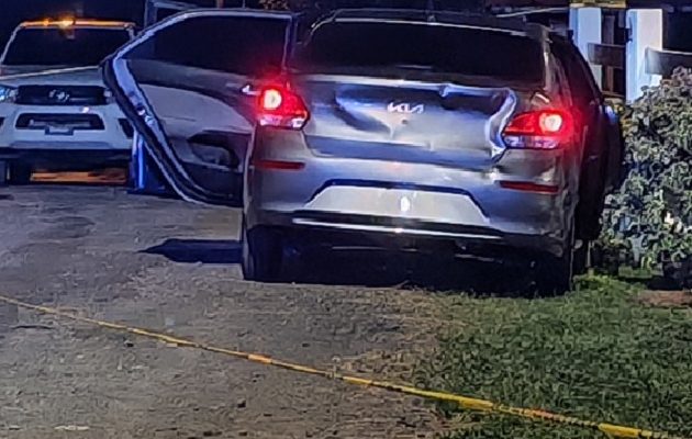 Tras el reporte, la Policía Nacional ubicó el vehículo Kia Rio de color gris, con matrícula EU2030, en el que se trasladaba la víctima al ingresar al poblado de La Mitra.