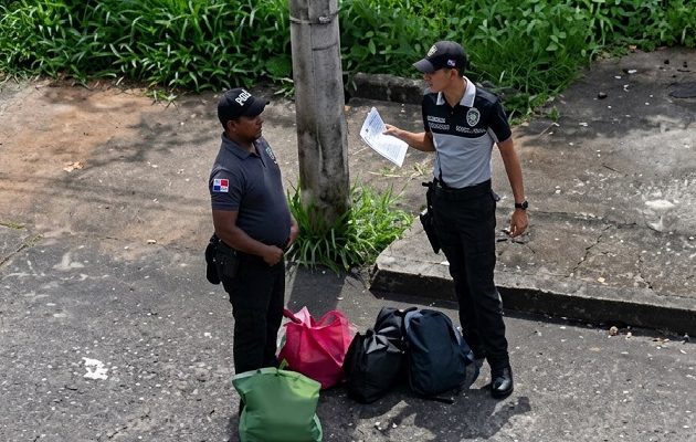 En el interior del equipaje se hallaron dos armas de fuego, 24 celulares, droga y otros artículos prohibidos. Foto. Cortesía En el interior del equipaje se hallaron dos armas de fuego, 24 celulares, droga y otros artículos prohibidos. Foto. Cortesía