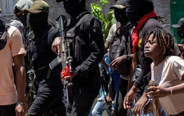 Integrantes de Brigadas de Autodefensa participando durante una protesta en la que exigen a las autoridades medidas para controlar el incremento de la violencia en Puerto Príncipe (Haití). Foto: EFE Integrantes de Brigadas de Autodefensa participando durante una protesta en la que exigen a las autoridades medidas para controlar el incremento de la violencia en Puerto Príncipe (Haití). Foto: EFE