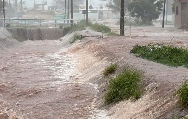 El fenómeno El Niño deja graves inundaciones y severas sequías. Foto: EFE