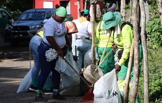 Jornada de limpieza que desarrolló el personal de aseo en la comunidad de Kuna Nega, en el corregimiento de Ancón. Foto: Cortesía Jornada de limpieza que desarrolló el personal de aseo en la comunidad de Kuna Nega, en el corregimiento de Ancón. Foto: Cortesía