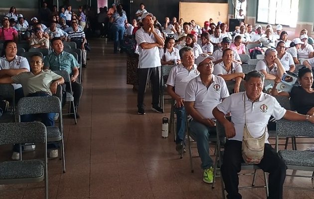 Los comicios para escoger a la nueva junta directiva de AEVE están previstos para diciembre próximo, por lo que la decisión sobre la participación electoral de los educadores suspendidos constituye uno de los temas candentes de discusión dentro de la organización. Foto. Melquíades Vásquez Los comicios para escoger a la nueva junta directiva de AEVE están previstos para diciembre próximo, por lo que la decisión sobre la participación electoral de los educadores suspendidos constituye uno de los temas candentes de discusión dentro de la organización. Foto. Melquíades Vásquez
