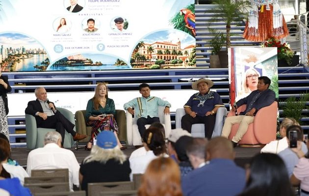 Maru Gálvez, gerente de Relaciones Públicas de Cobre Panamá junto al grupo de panelistas presentaron la iniciativa Klosay. Foto: Cortesía