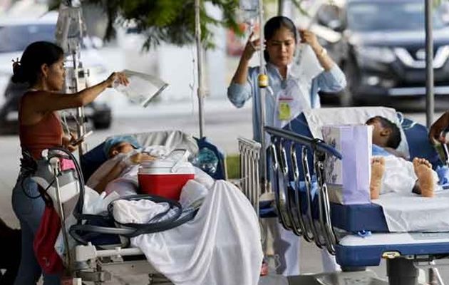 Pacientes del Hospital Aquilino Tejeira son atendidos luego del terremoto de magnitud 7,5. Foto EFE Pacientes del Hospital Aquilino Tejeira son atendidos luego del terremoto de magnitud 7,5. Foto EFE