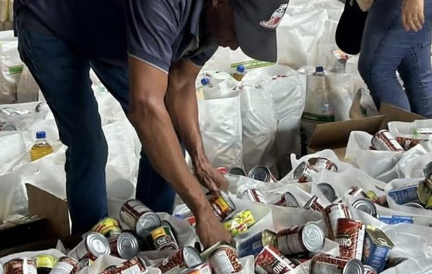 Diversas instituciones ayudan para que las bolsas lleguen a los afectados. Foto: Cortesía 