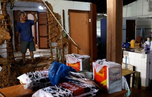 Jorge Martínez muestra los daños sufridos por su casa colonial de 180 años de antigüedad en Macaracas a causa  del terremoto. Foto: EFE