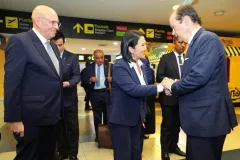 Canciller panameño recibe a la presidenta de Perú en escala oficial
