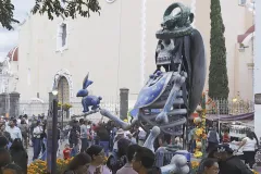 ¡Un espectáculo monumental! El deslumbrante desfile de dioses y catrinas gigantes que paralizó Atlixco
