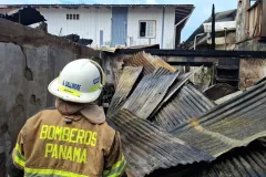 Incendio consume tres apartamentos en Isla Colón