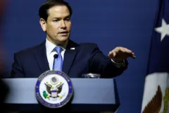Marco Rubio niega que EE.UU. facilitara la salida de Brasil de Flávio Bolsonaro
