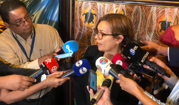 Luz Amalia González (c), quiere cambios integrales a la ley del Idaan. Foto de cortesía