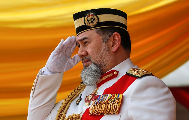 La Constitución establece que el rey, que ostenta el cargo de máximo jefe de las Fuerzas Armadas y cuya principal función es la de representar al país en actos oficiales, es nombrado cada cinco años entre los nueve sultanes de Malasia de forma rotatoria.