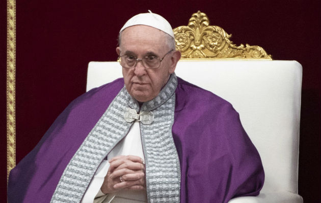 El papa Francisco oficiando una misa penitente en la Basílica de San Pedro en El Vaticano. Foto: EFE.