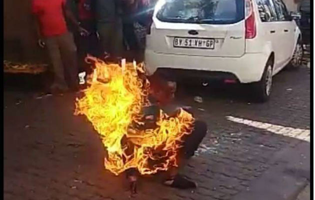 Dos cuerpos carbonizados fueron hallados hoy en varias tiendas del barrio de Alexandra incendiadas por saqueadores.