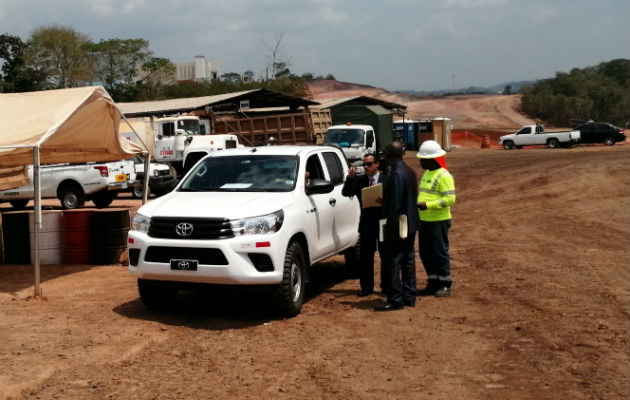 Personal del Municipio de Arraiján comunicó la orden de suspensión de la obra. Foto: Eric A. Montenegro.