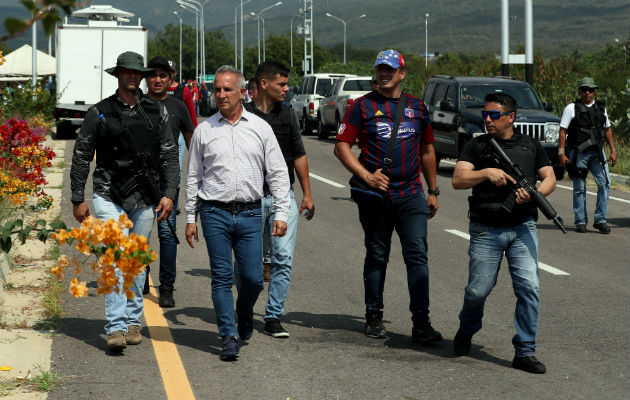 Chavistas armados escoltan a Freddy Bernal (3i), denominado 