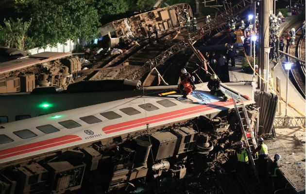 Vista del accidente ferroviario en Yilán, Taiwán. Foto: EFE.