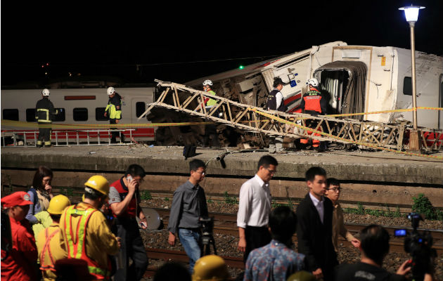 Rescatistas buscan heridos dentro de los vagones. Foto: EFE.