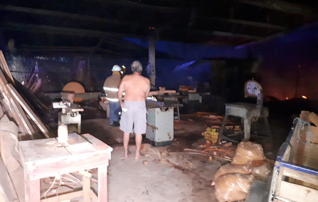  La madera ubicada en el lugar, así como muebles,  y unas 10 máquinas de uso del taller, fueron consumidas rápidamente por las llamas a pesar de los esfuerzos de los bomberos. Foto/Thays Domínguez