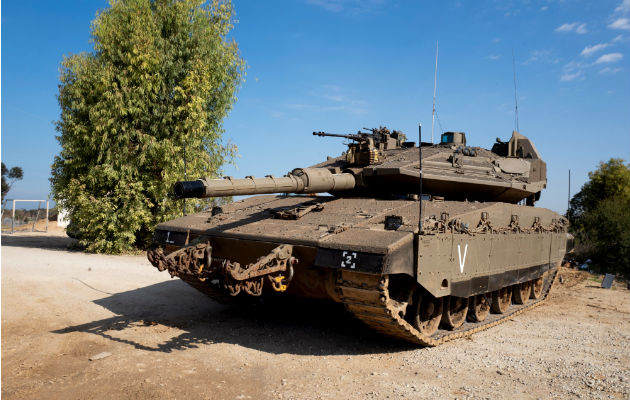 Un tanque israelí en la frontera con la Franja de Gaza. Foto: EFE.