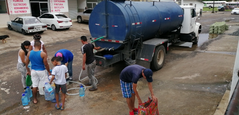 Se mantienen los operativos de suministro de agua potable con el apoyo de diversos estamentos de seguridad. Foto/Eric Montenegro