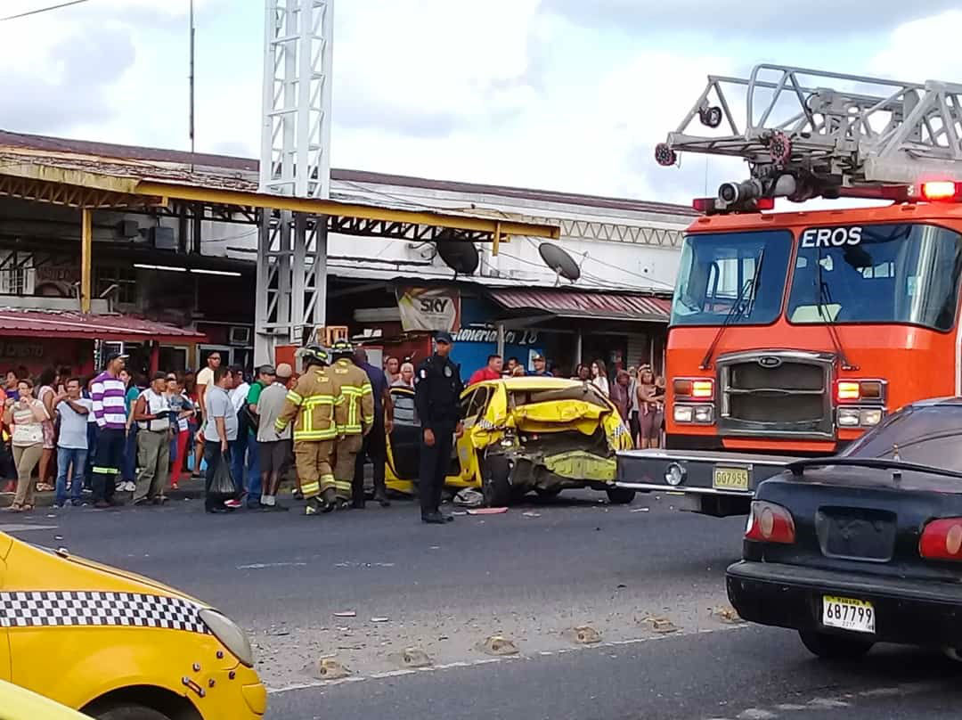 La triple colisión fue a la altura del semáforo de Sabanitas. Foto: Diómedes Sánchez S. 