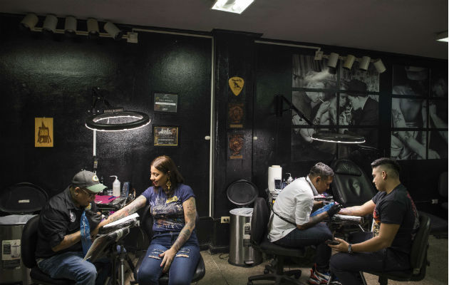 Los tatuajes, antes rasgo identificador de las pandillas violentas, son hoy populares entre ciudadanos comunes. Foto/ Daniele Volpe para The New York Times.