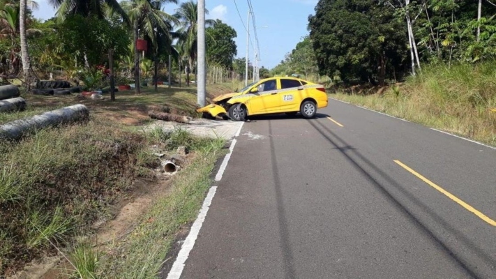 El selectivo con placa 8T-20328 fue a dar, contra un poste eléctrico en esta vía, del impacto el vehículo sufrió daños en la parte frontal. Foto/Diómedes Sánchez