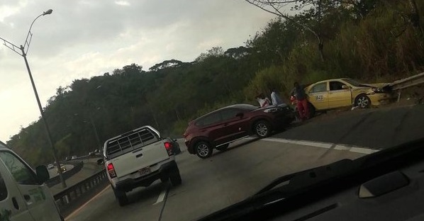 El vehículo de color rojo vino fue abandonado por los dos sujetos que agredieron a una persona dentro de un taxi. Foto @TraficoCPanama