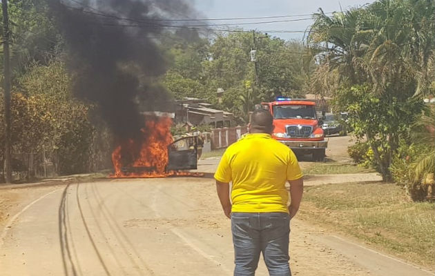 Vehículo incendiado. Foto: Melquíades Vásquez. 