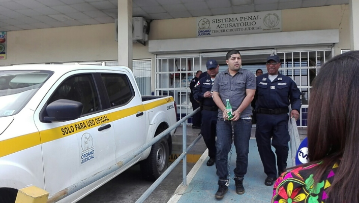 El12 de septiembre de 2018, el juez de garantía Xavier Flores, dictó la orden de medida cautelar de detención preventiva en contra de Víctor Domínguez. Foto/Eric Montenegro