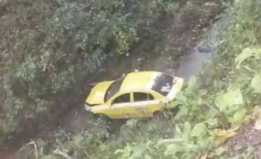 Se distrajo en el manejo y quedó en una quebrada; vivió para contarlo. Foto/Diómedes Sánchez