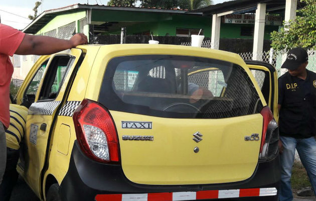 Una le puso un cuchillo en el cuello y la otra le puso un destornillador en la espalda. Despojaron al taxista de 60 dólares.