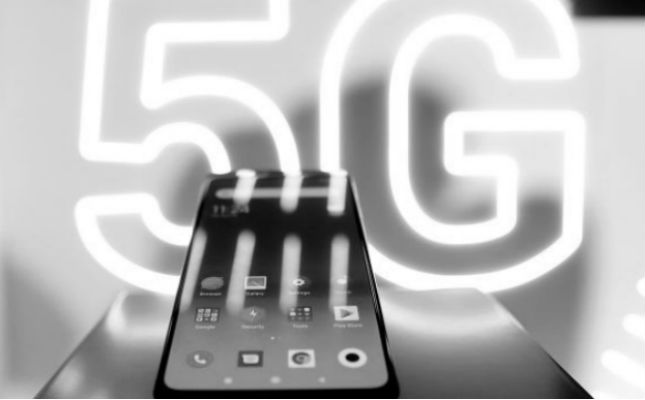 El acceso a la tecnología permite reducir los costos de fabricación y competir, a nivel de precios. Tecnología 5G, aumentará la capacidad de las autopistas de la información de una manera nunca vista. Foto EFE