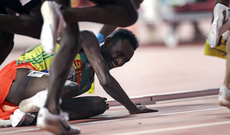 Teddese Lemi se cae en la pista. Foto AP